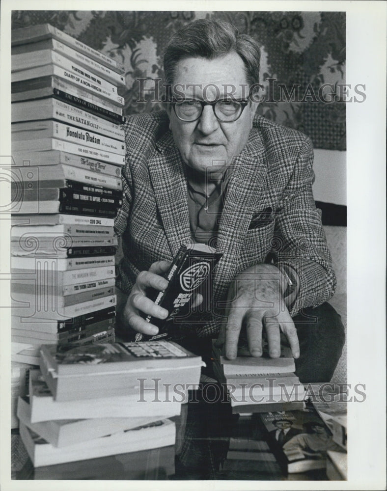 1983 Press Photo Chicago Author Paul Little With Stack Of Books - Historic Images