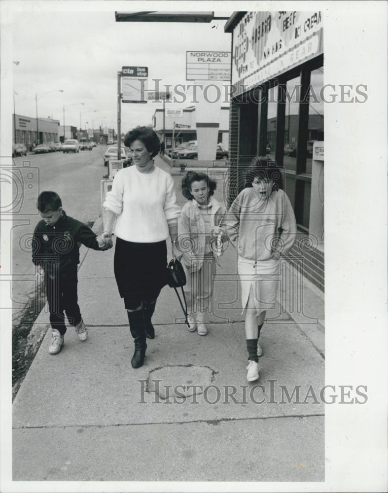 1988 Press Photo Aurelia Pucinski Chicago Circuit Court Candidate With Children - Historic Images