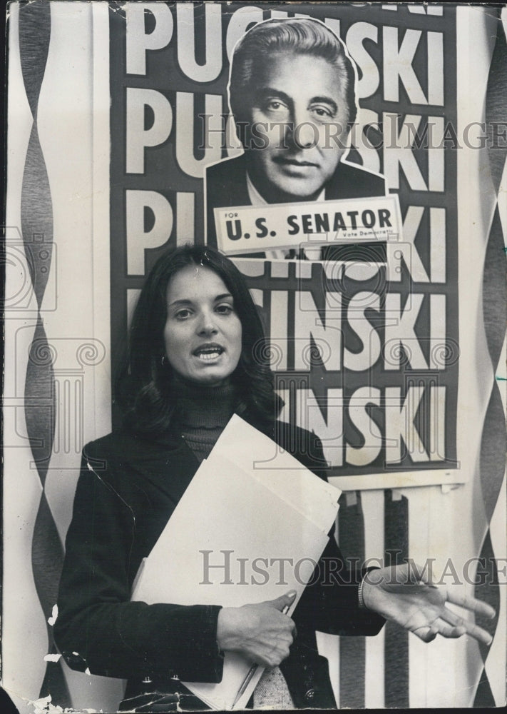 1972 Aurelia Pucinski Campaigns For Her Father Roman Pucinski - Historic Images