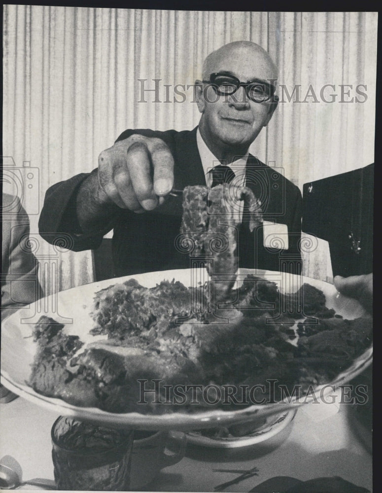 1971 Fire Comr. Robert Quinn Eats Corned Beef And Cabbage At Lunch - Historic Images