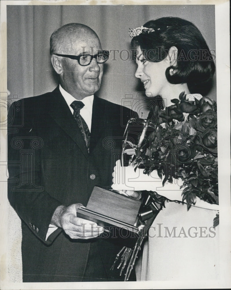 1968 Press Photo Marianne O'Connor/Miss Illinois/Robert Quinn/Fire Commissioner - Historic Images