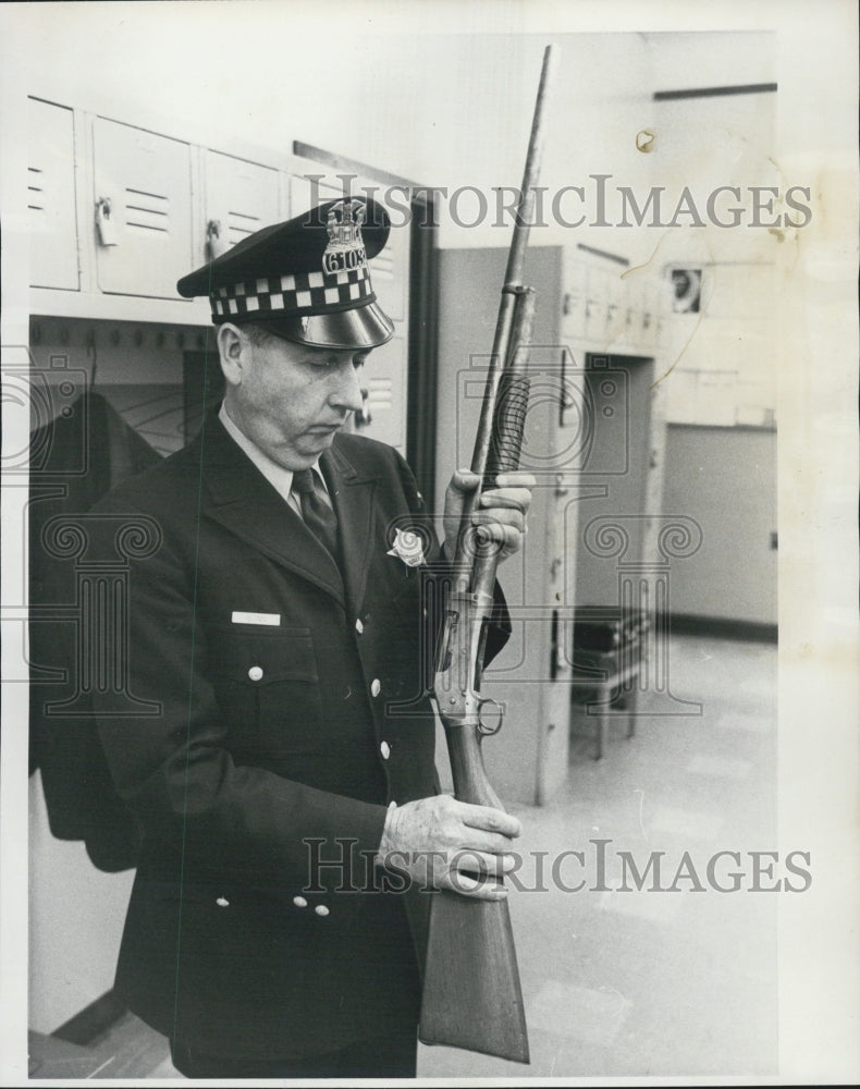 1968 Press Photo Patrolman James Quinn,holding gun in used murder of Penny Ziv. - Historic Images