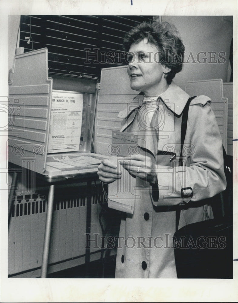 1986 Press Photo Jeanne Quinn, candidate for County Clerk. - Historic Images