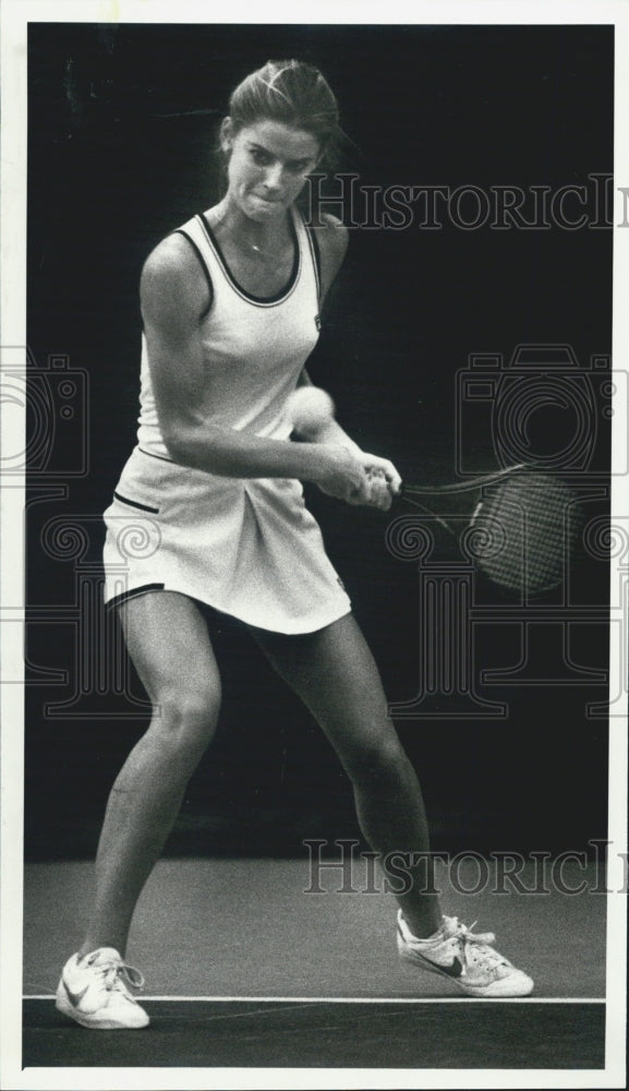 1982 Press Photo Maeve Quinlan in the Avon Tennis Tournament - Historic Images