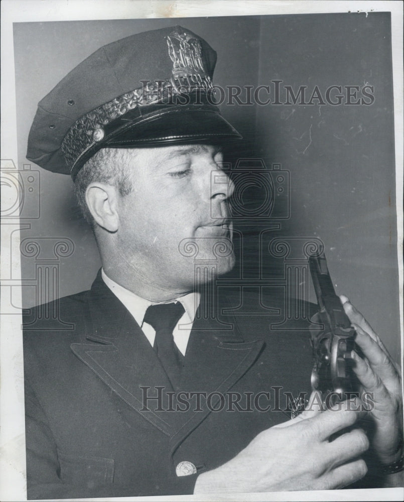 1960 Press Photo Hero Policeman Frank Quinn gunned down a robber in parking lot - Historic Images