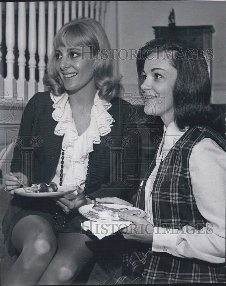 1968 Mrs Ivan Litman Mrs Paul Schulze III - Historic Images