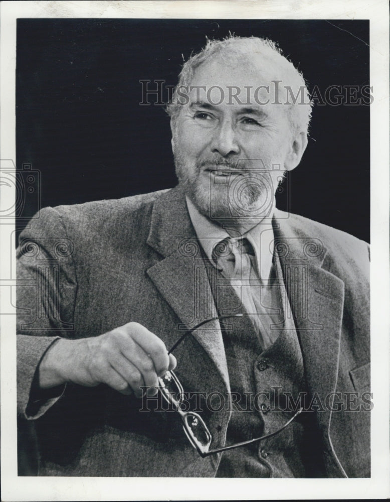 1977 English Actor And Director Anthony Quayle - Historic Images