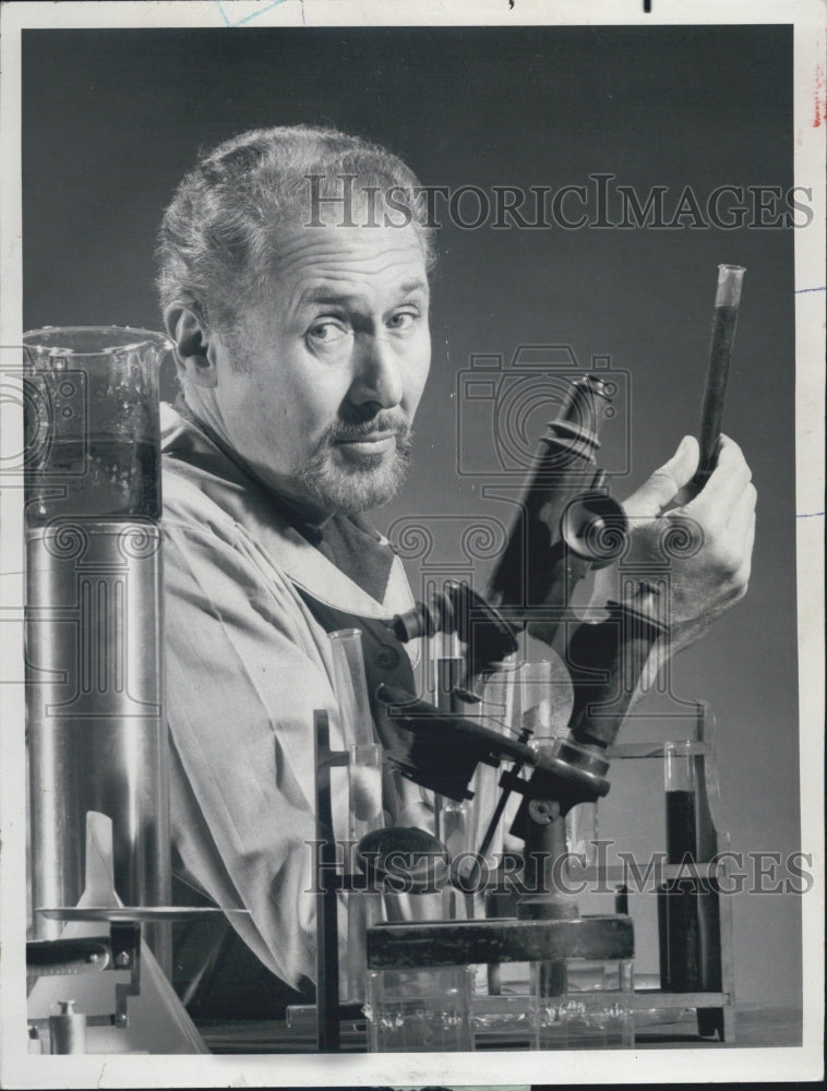 1971 Press Photo of Anthony Quayle in TV program "Strange Report" - RSG02215 - Historic Images