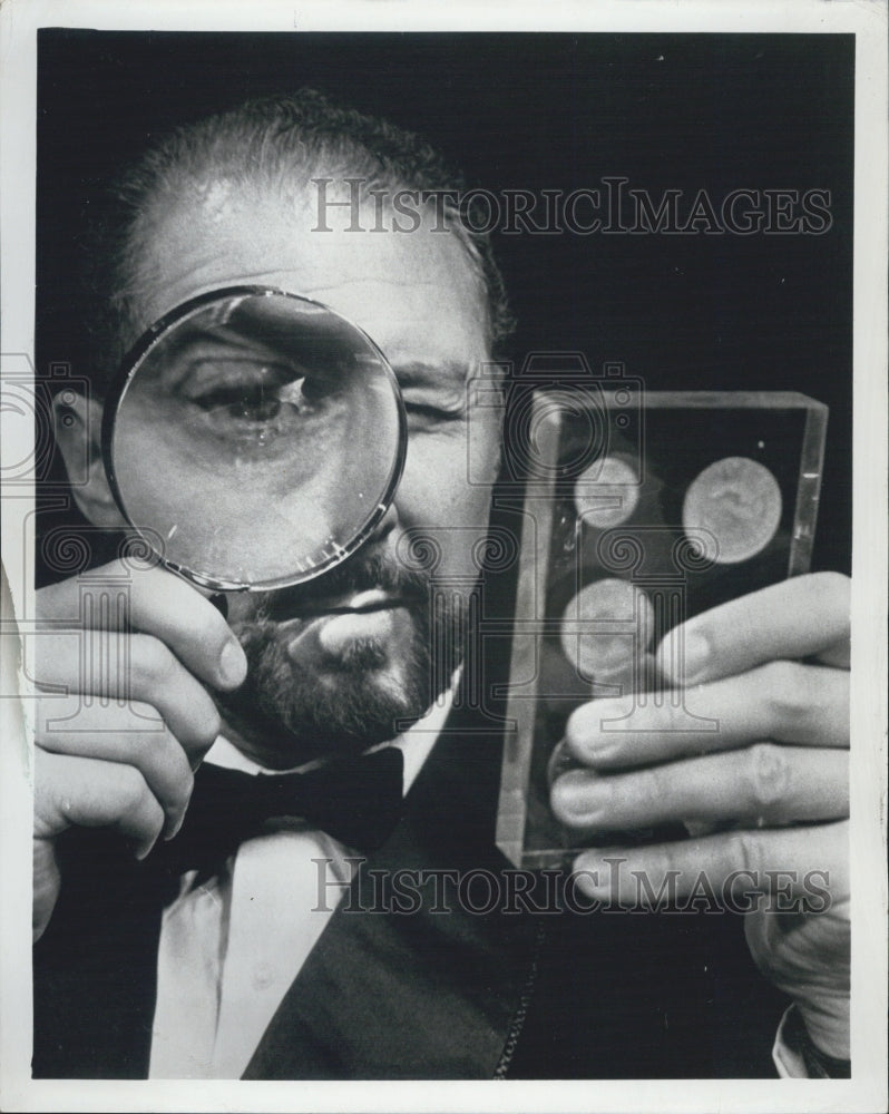 1972 Press Photo of Anthony Quayle in "Sleuth" - RSG02219 - Historic Images