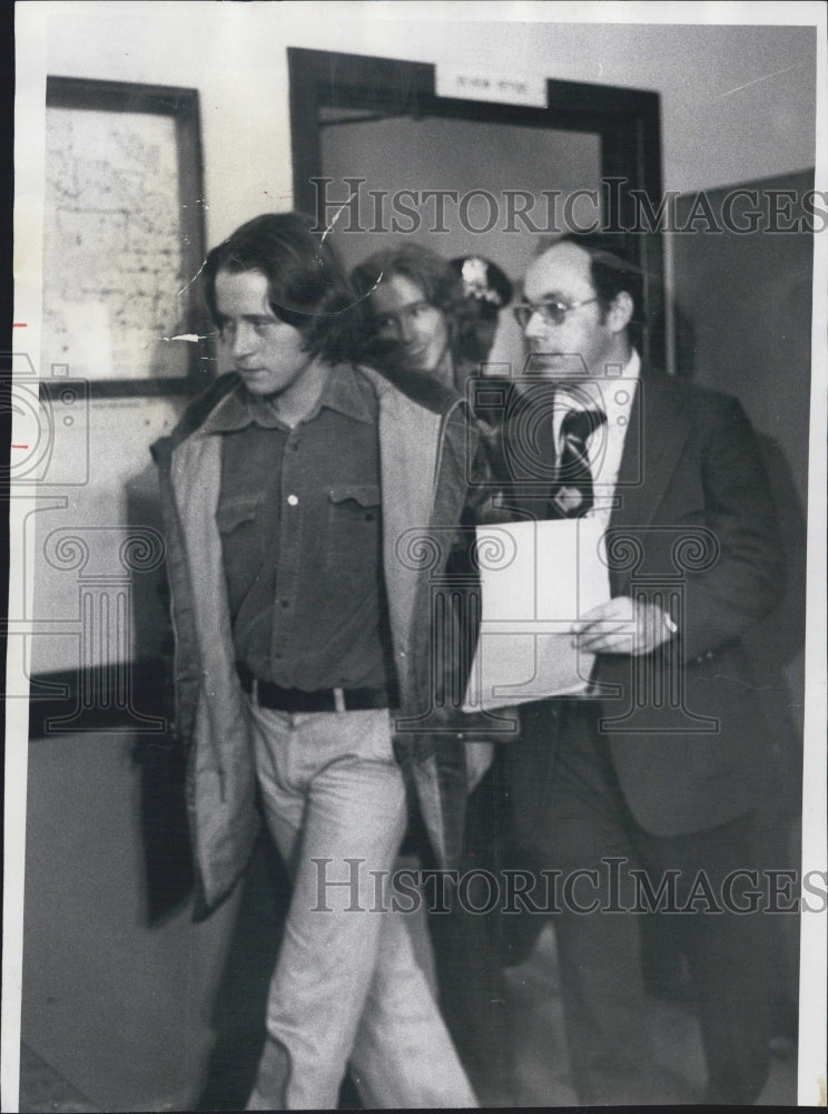 1976 Press Photo Charles Yocum Led To Jail Property Criminal Damage Charges - Historic Images