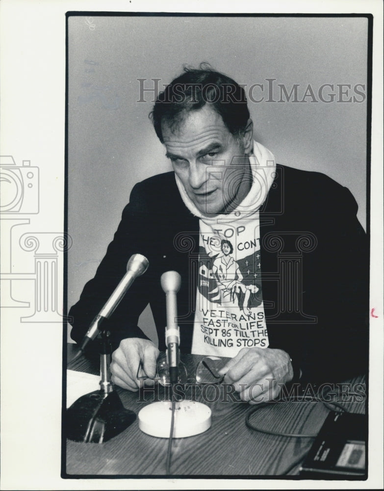 1987 Press Photo Chicago Religious Task Force Leader Charles Liteky Speaking - Historic Images