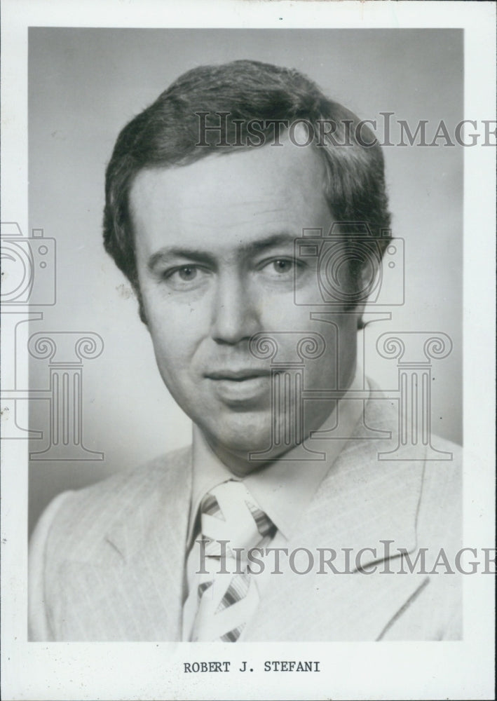 1982 Press Photo Robert. J. Stefani Sales Associate Baird &amp; Warner - Historic Images