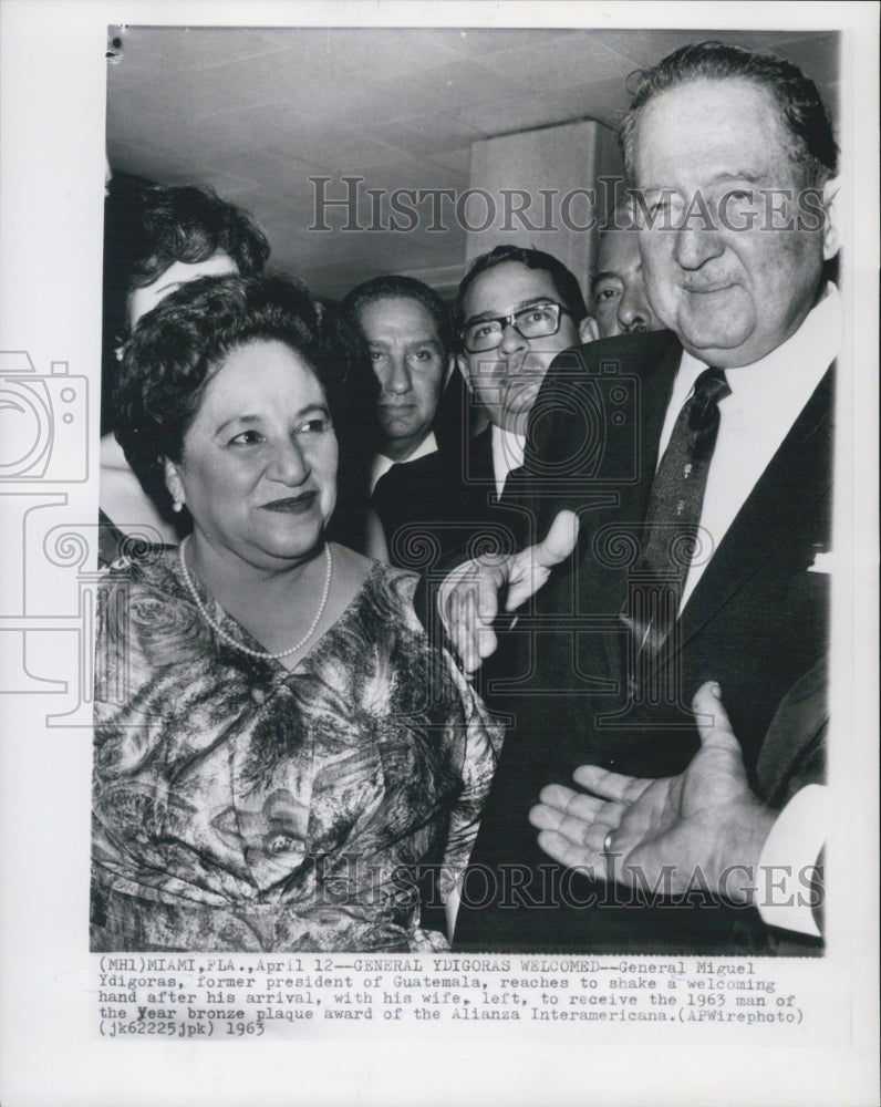 1963 General Migue Ydigoras and wife receives award plaque Alianza - Historic Images