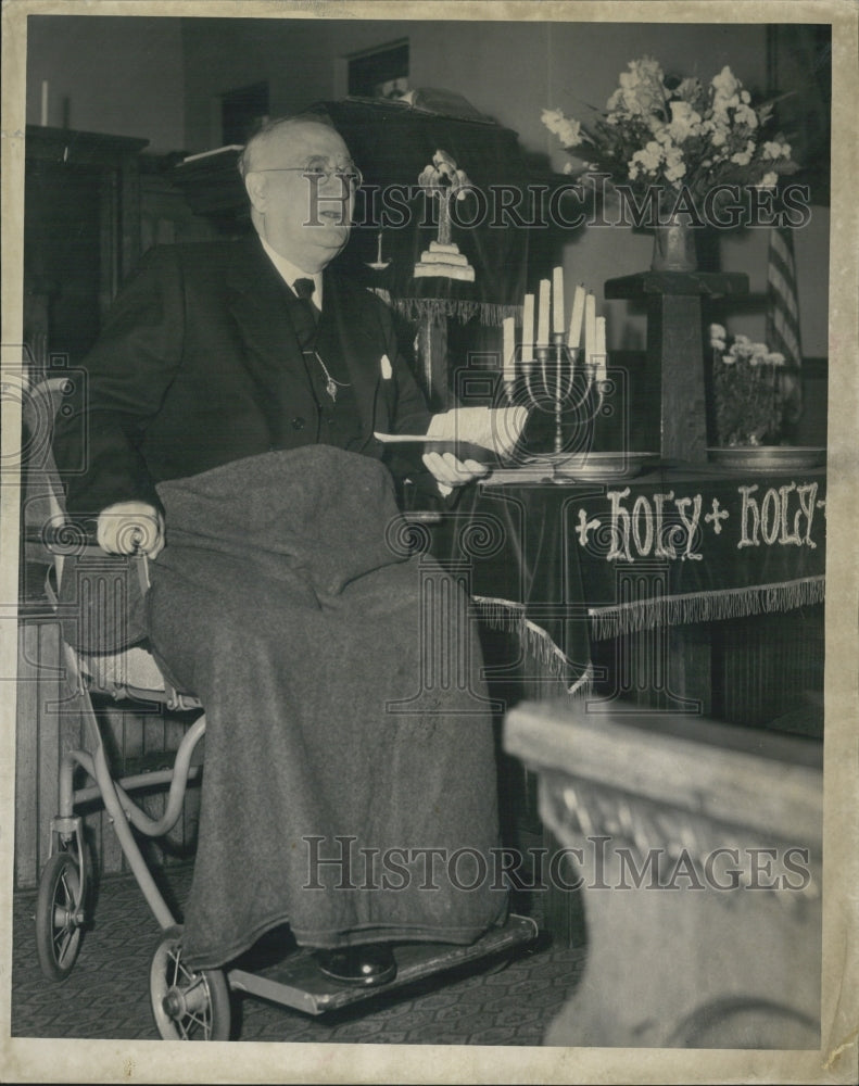 1947 Press Photo Reverend Philip Yarrow Preaches From Wheelchair - Historic Images