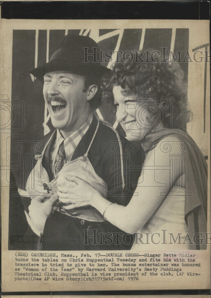 1976 Bette Midler "Woman of The Year" Shown With Chris Ruppenthal - Historic Images