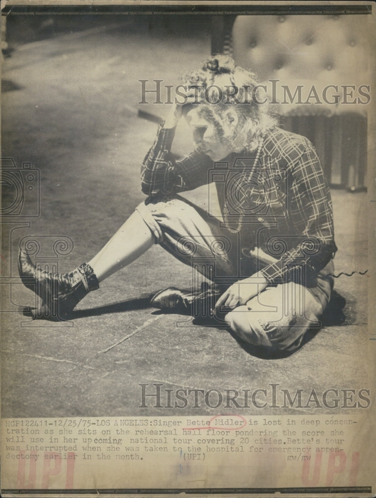 1975 Press Photo Singer Bette Midler - Historic Images