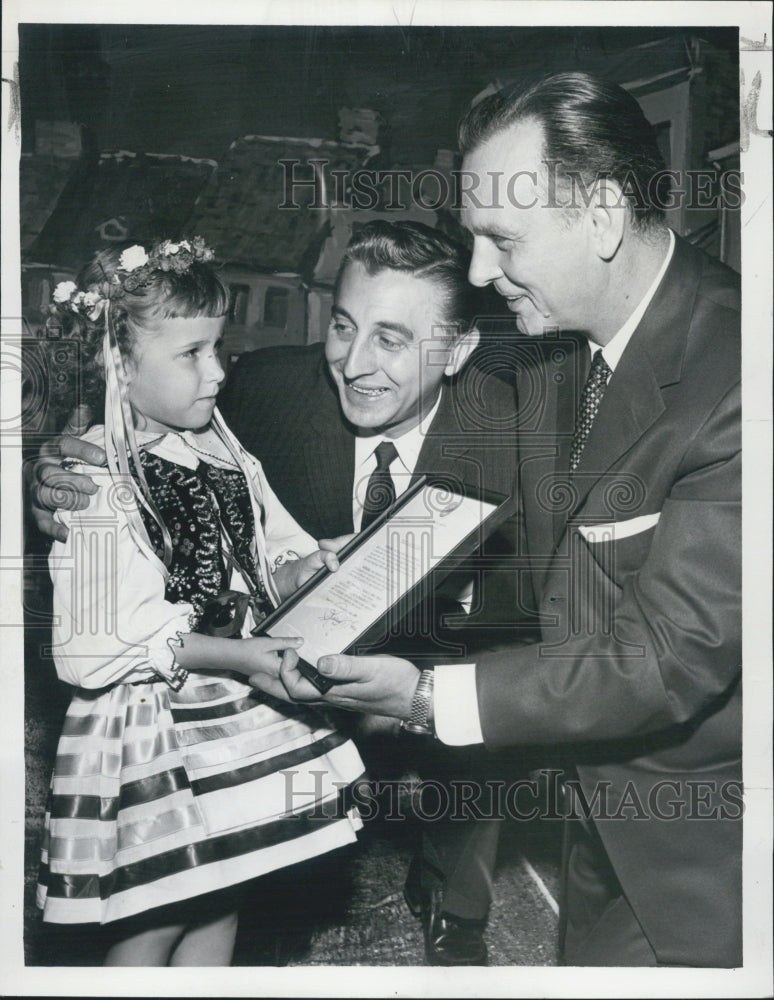 1959 Press Photo Roman Pucinski John Marcin Give Declaration to Marysia Potenga - Historic Images