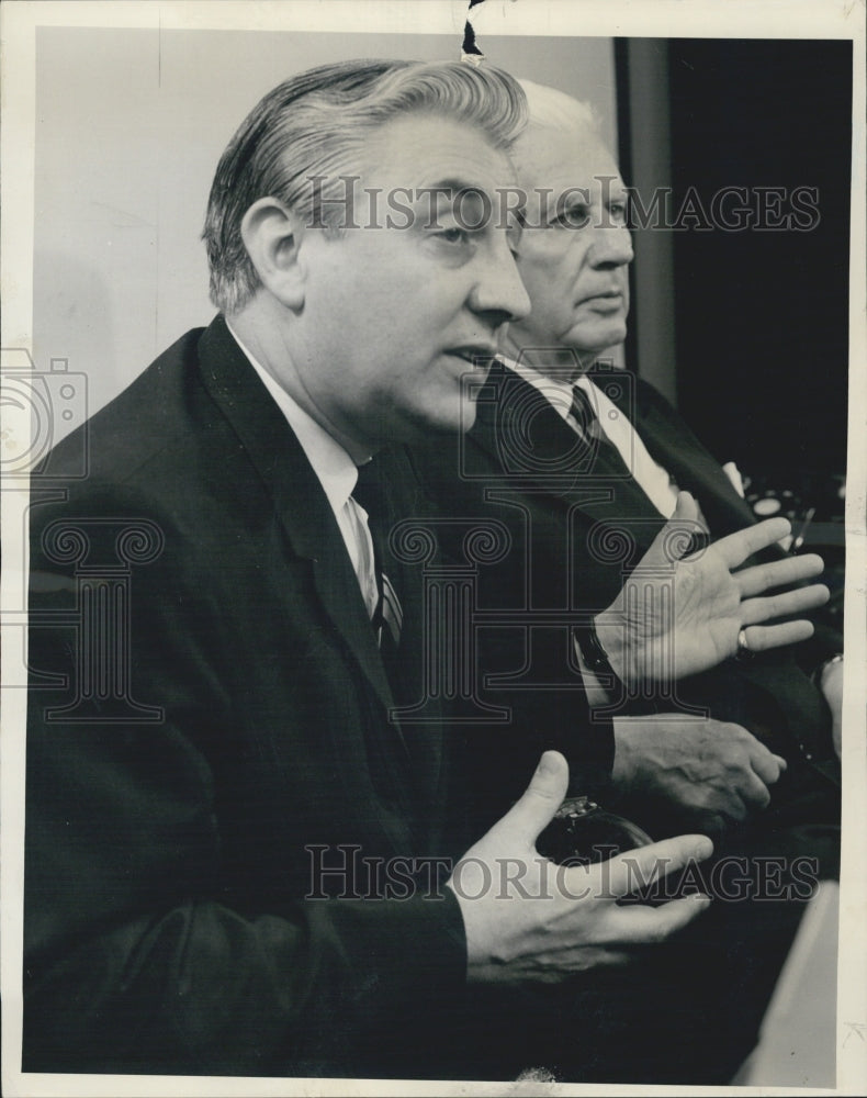 1965 Press Photo Roman Pucinski &amp; Paul Douglas Discuss Defense Dept Agency Plan - Historic Images