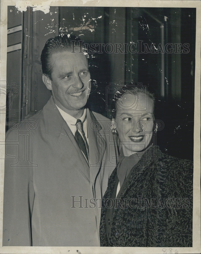 1947 Elliott Roosevelt and wife arriving in Chicago - Historic Images