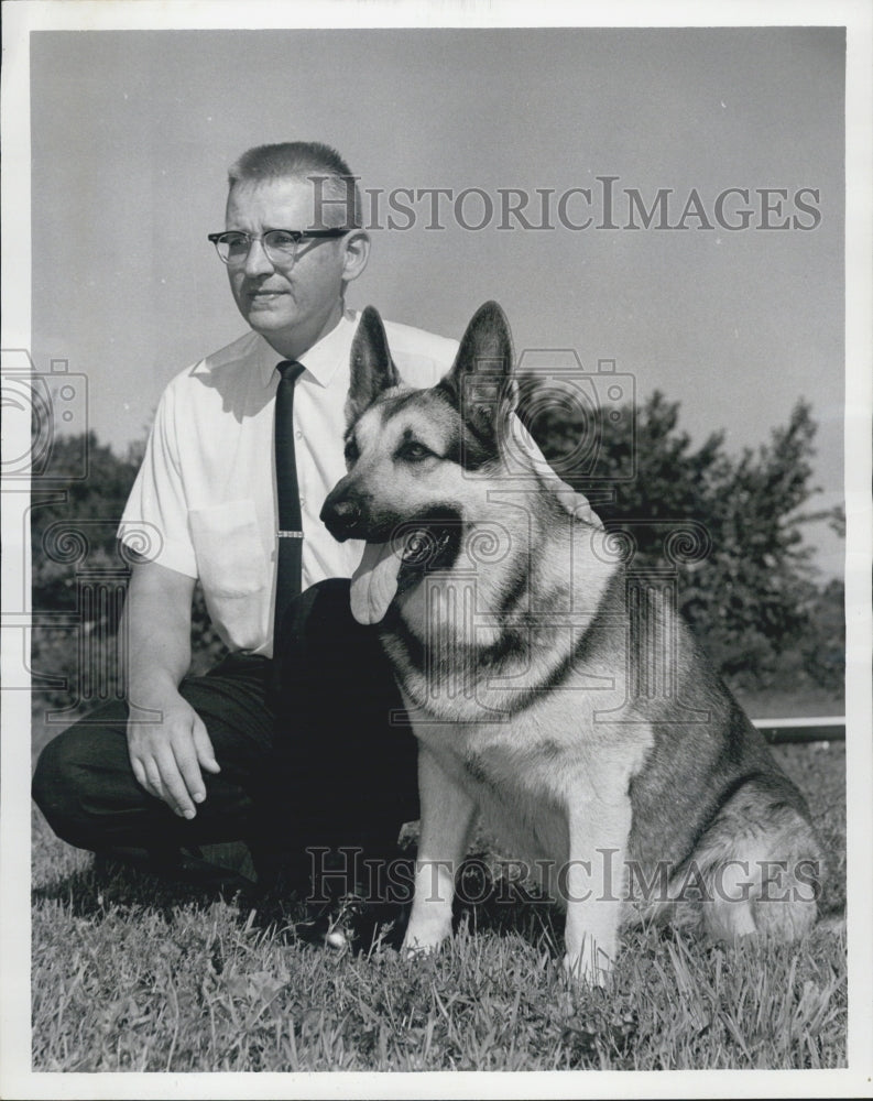 Press Photo George Novotny/Federation Independent Dog Owners - Historic Images