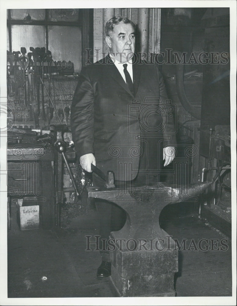 1964 Press Photo Peter R. Moore Superintendent Equipment Dept Streets Sanitation - Historic Images