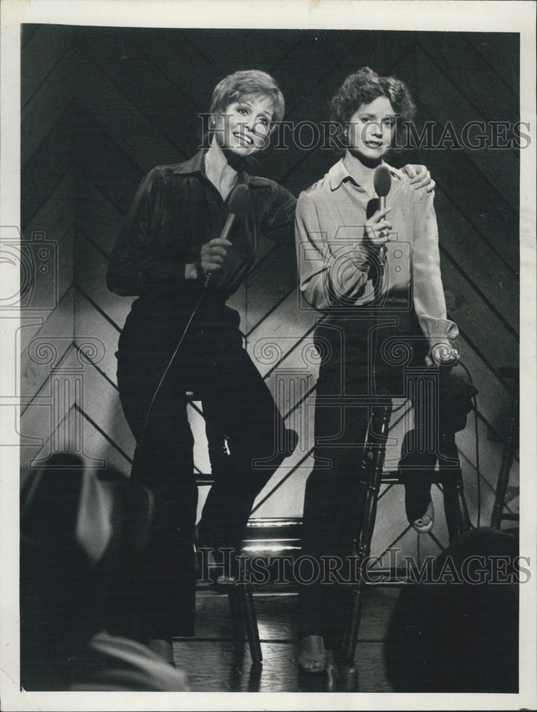 1979 Press Photo Mary Tyler Moore Swoozie Kurtz - Historic Images