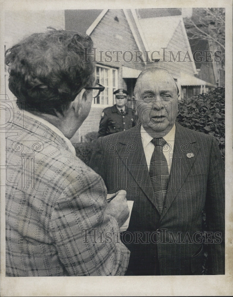 1975 Ed Rooney Reporter - Historic Images