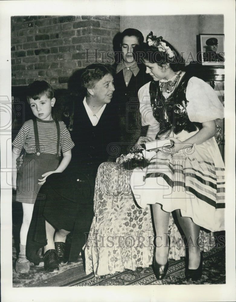 1942 Mrs. Franklin D Roosevelt pays visit to her adopted children - Historic Images