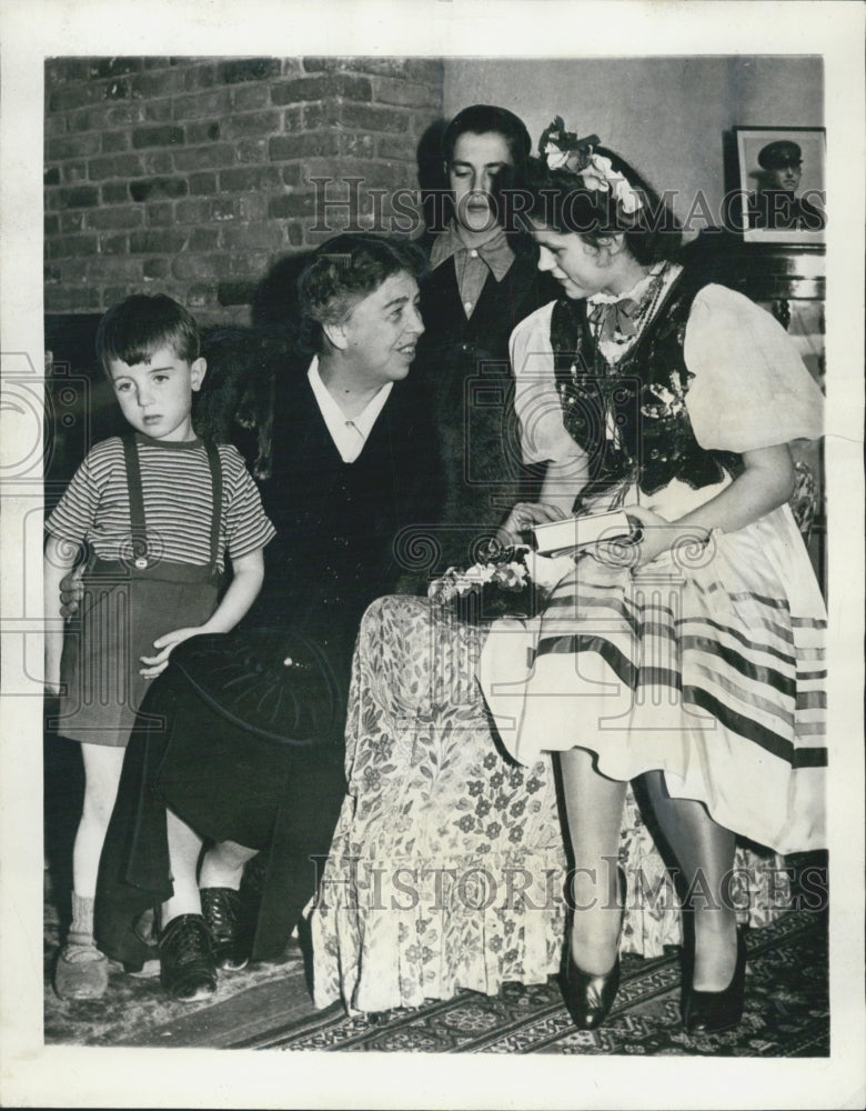 1942 Mrs. Franklin D. Roosevelt visits her adopted children in UK - Historic Images