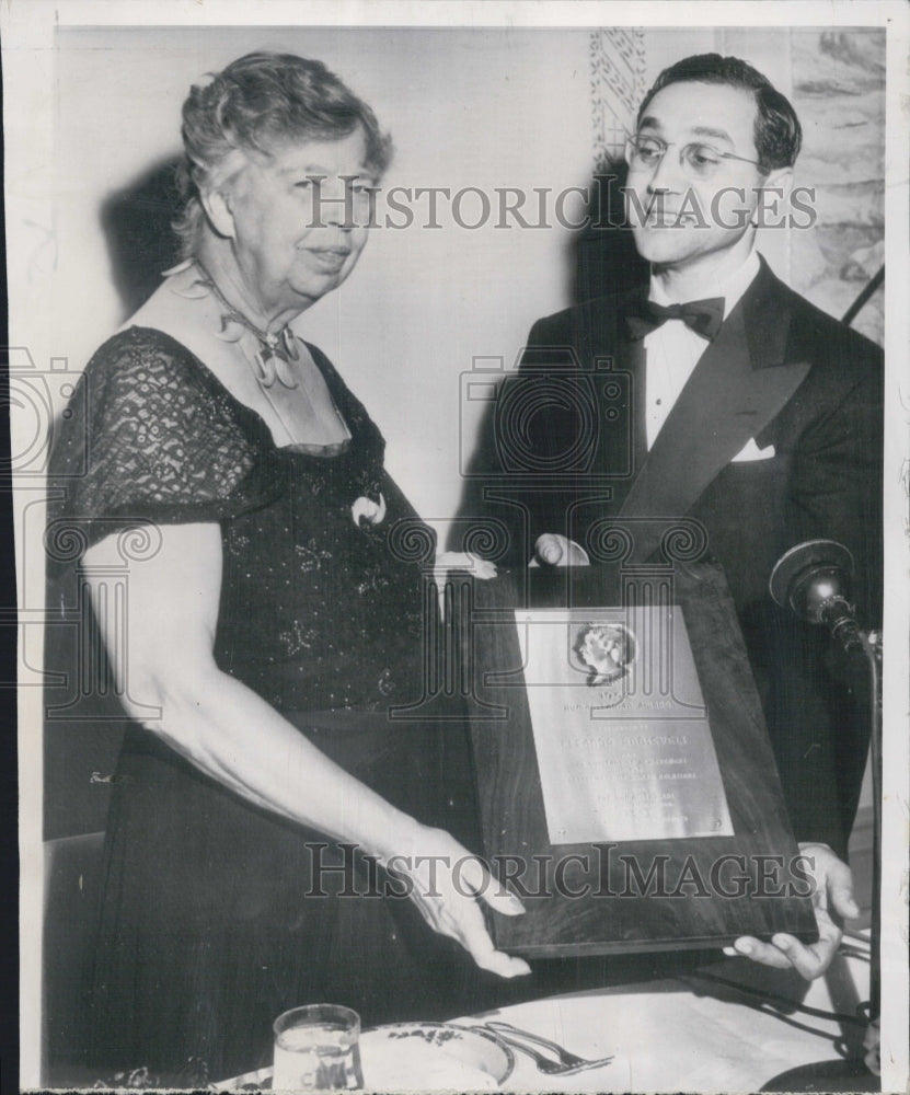 1952 Mrs Eleanor Roosevelt receives Hmaitarian award from Dr. H. I. - Historic Images