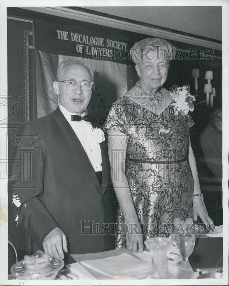 1958 Press Photo Judge Harry Fisher Mrs Eleanor Roosevelt award - Historic Images