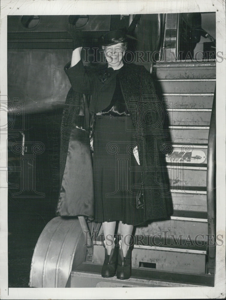 1947 Eleanor Roosevelt Boarding Plane LaGuardia Airport For Geneva - Historic Images
