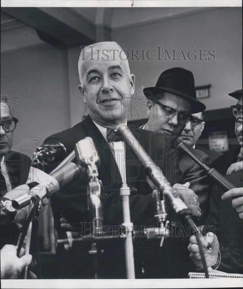 1962 Press Photo Director of Safety With Reporters - Historic Images