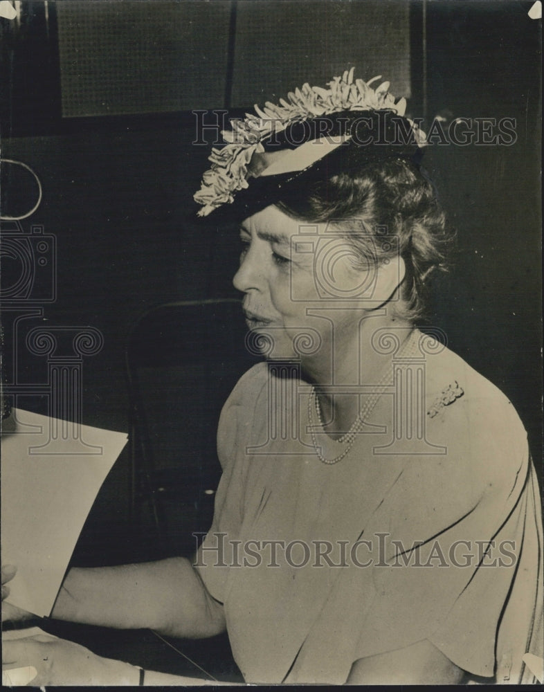 1941 Eleanor Roosevelt Wearing Hat - Historic Images