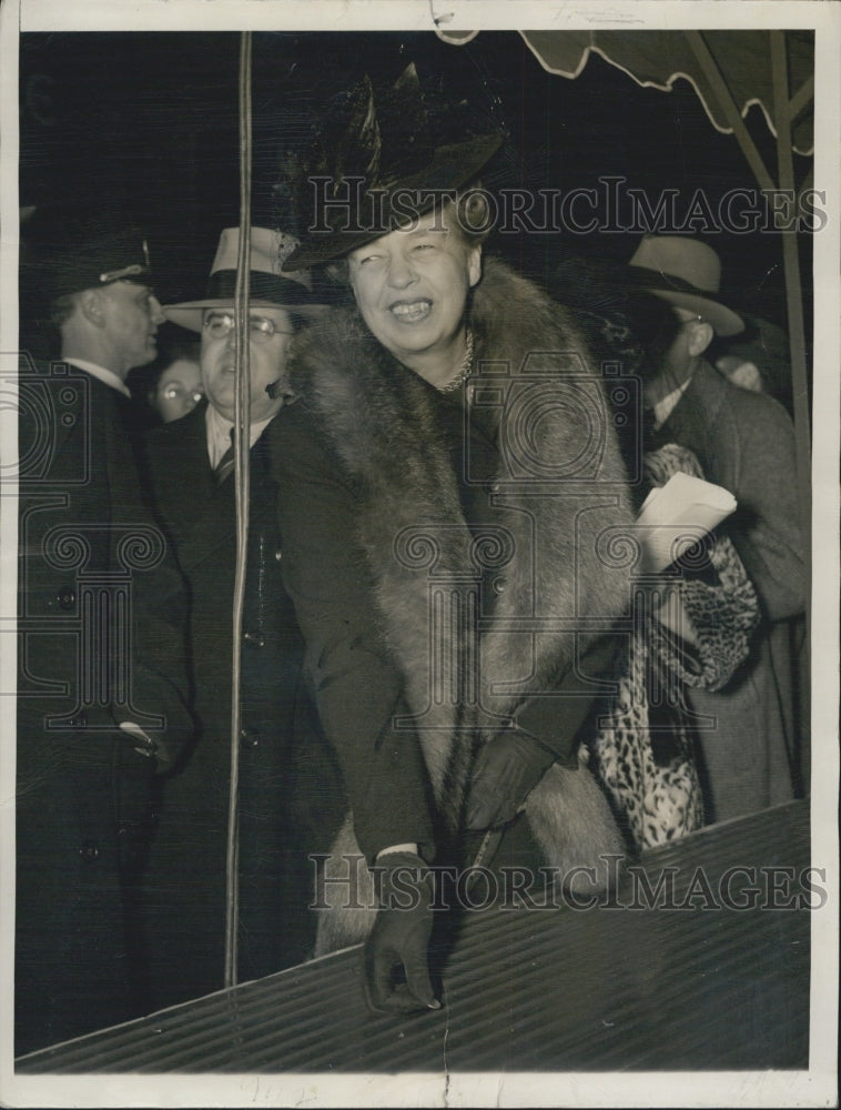 1941 Eleanor Roosevelt Laying Down First Dime For Mile O&#39; Dimes Fund - Historic Images