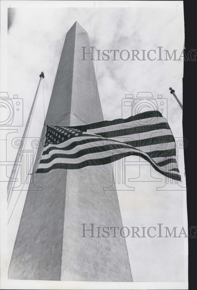 1962 Flag At Half Staff For Eleanor Roosevelt Washington Monument - Historic Images