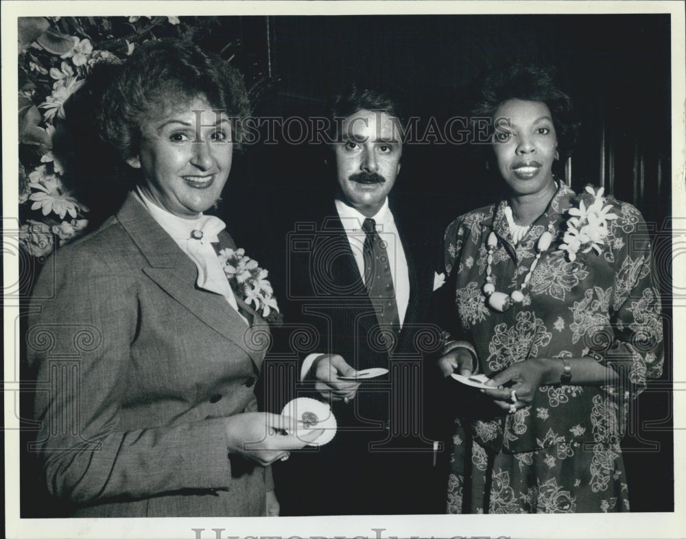 1984 Press Photo Billy Siegel Honors Paula Stein Barbara Proctor Dinner - Historic Images