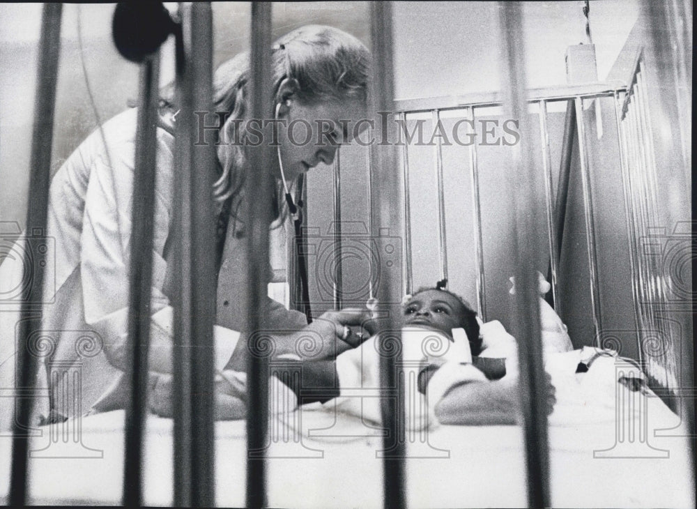 1970 Cook County Hospital Doctor Judith Meyer Checking Child - Historic Images