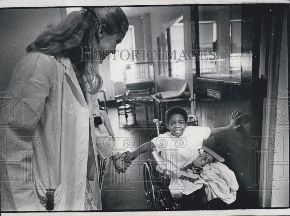 1970 Press Photo County Hospital Doctor Judith Meyer With Patient Strike Leader - Historic Images