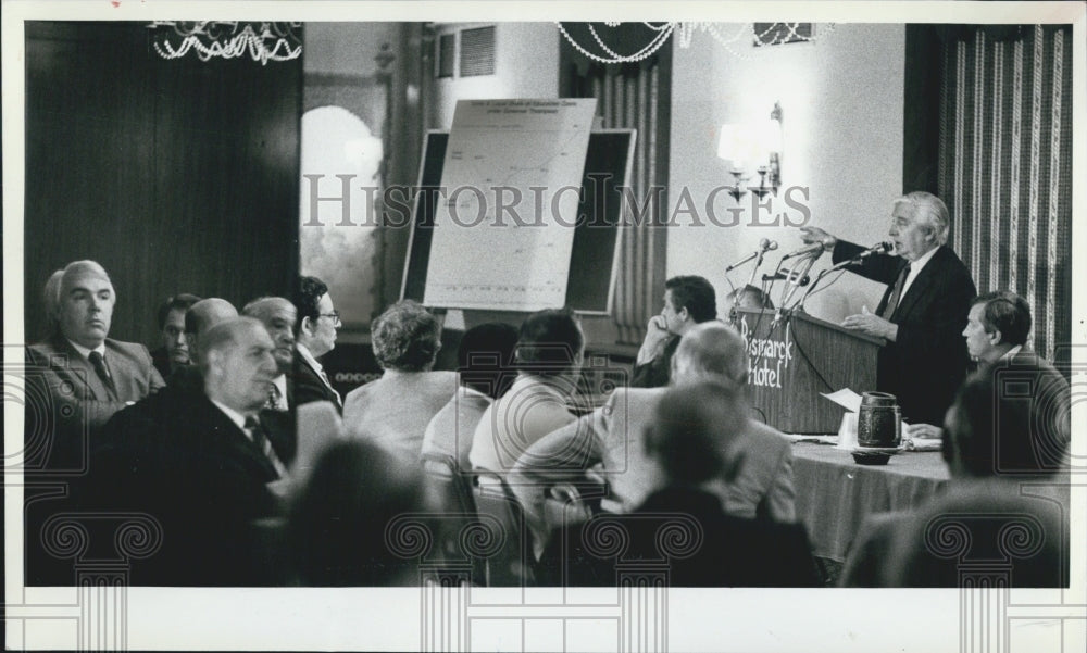 1982 Press Photo Alderman Roman Pucinski Speaking Cook County Committee - Historic Images