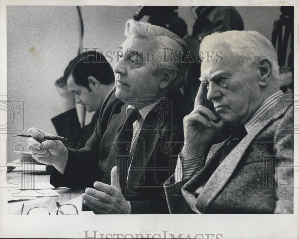 Press Photo Alderman Thomas Casey At City Hall Meeting - Historic Images