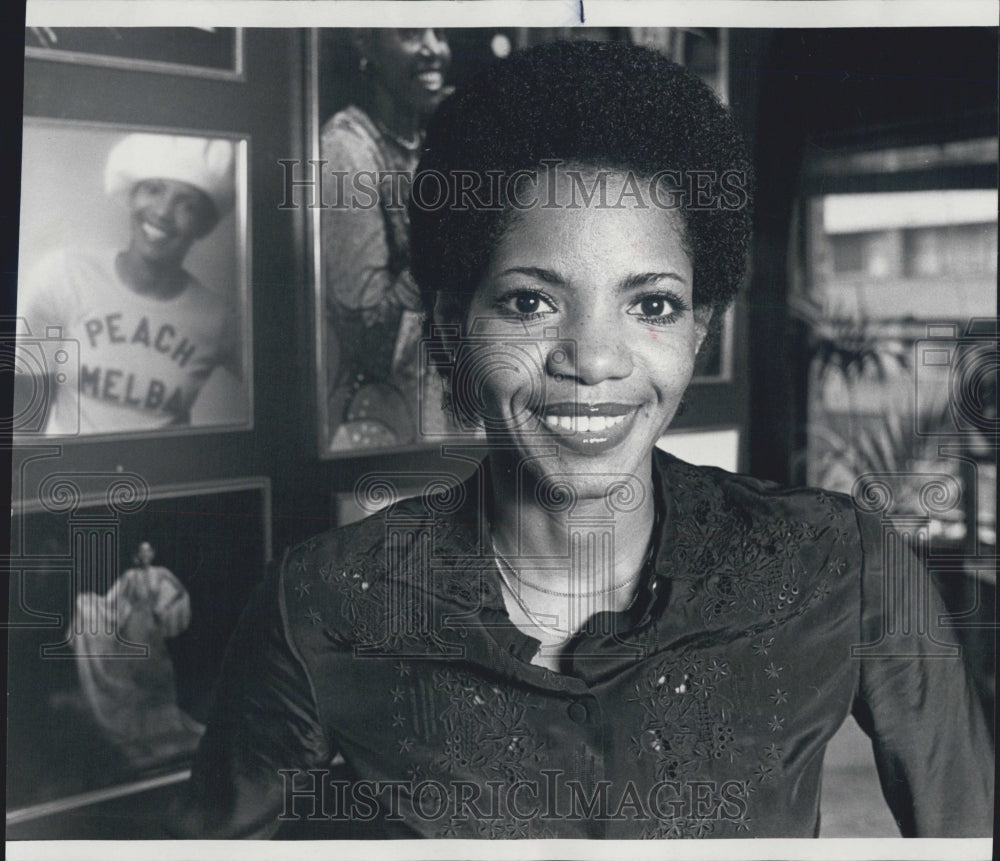 1977 Performer Melba Moore In New York Apartment - Historic Images