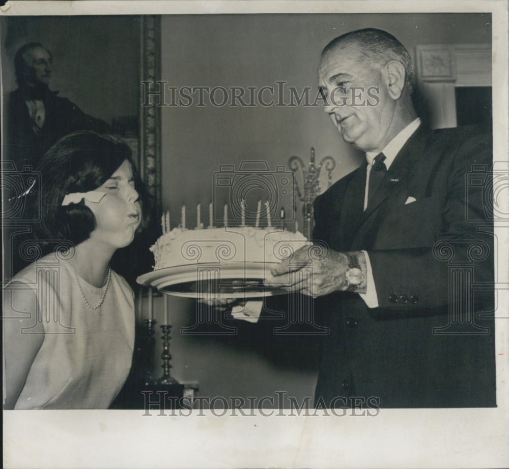 1964 Press Photo President Johnson Holding Cake For Luci 17th Birthday - Historic Images