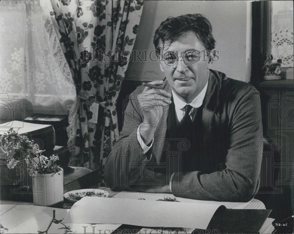 1971 Ryan's Daughter Film Robert Mitchum At Desk With Cigarette - Historic Images