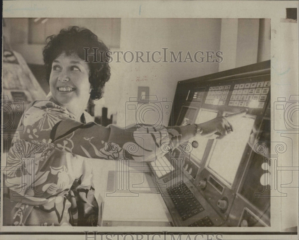 1971 Mrs Stuart A Roosa's - Historic Images