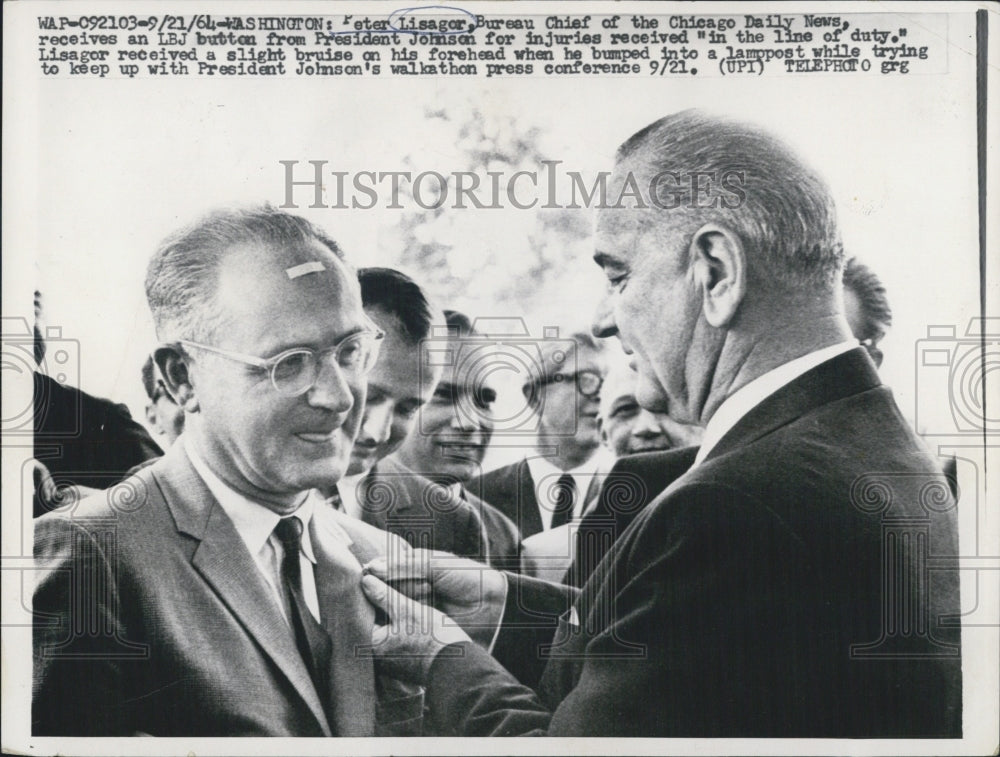 1964 Press Photo Peter Lisagor of Chicago Daily News &amp; Pres Johnson - Historic Images