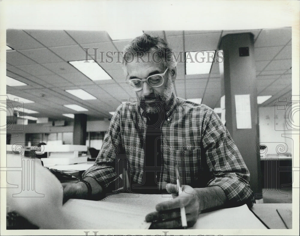1985 Press Photo Marshall Rosenthal of WMAQ-TV at Wire Desk - Historic Images