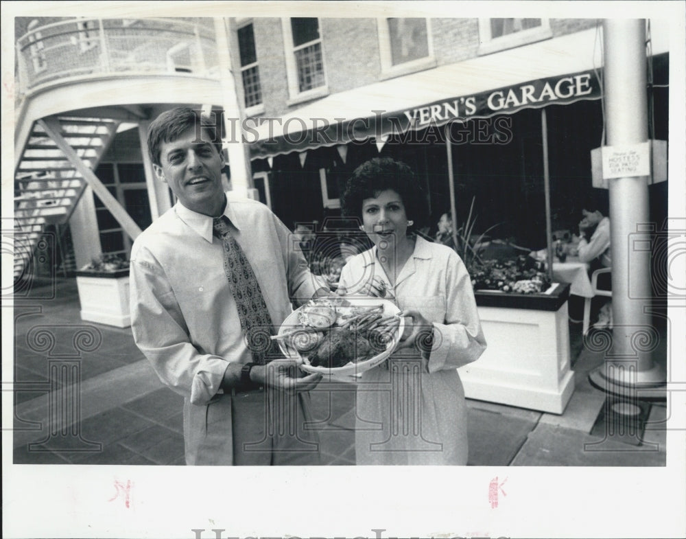 1992 Press Photo Dan Rosenthal Cathy Newton Vern&#39;s Garage menu - Historic Images