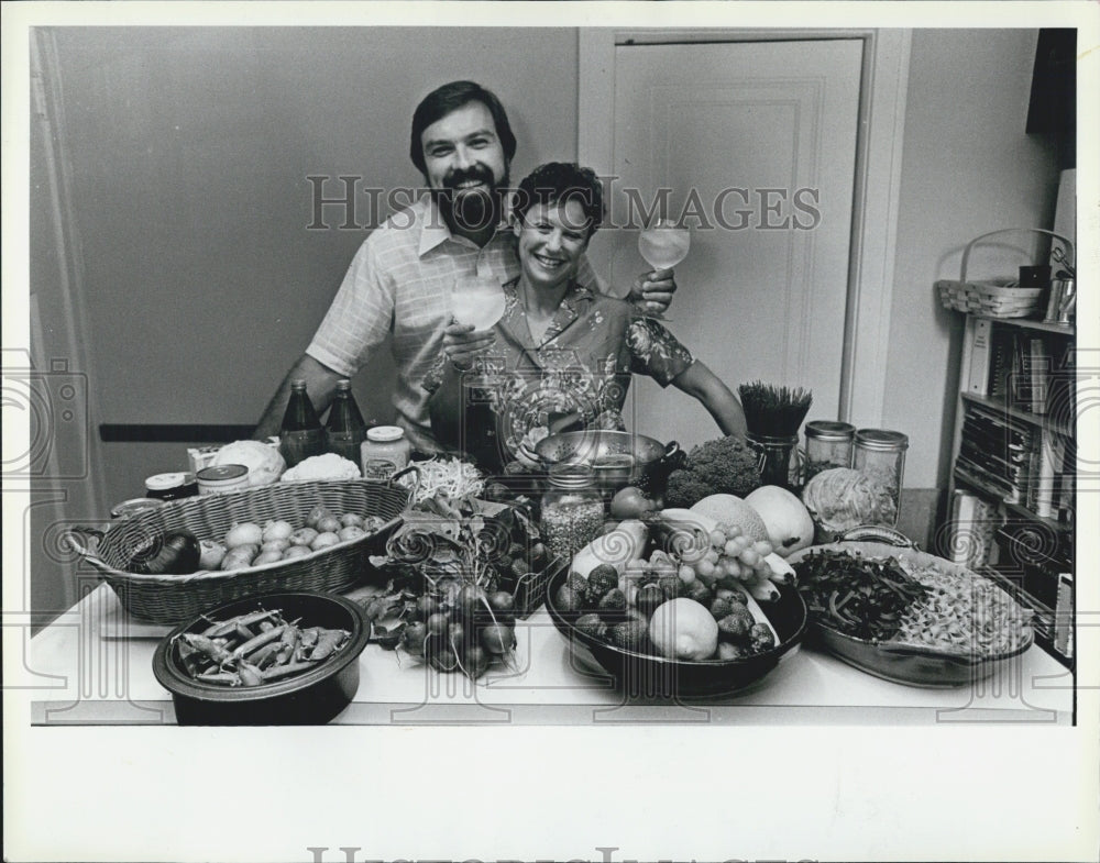 1984 Press Photo Nancy &amp; Jeff Millmen Toast Their Successful &quot;Eat to Win&quot; Diet - Historic Images