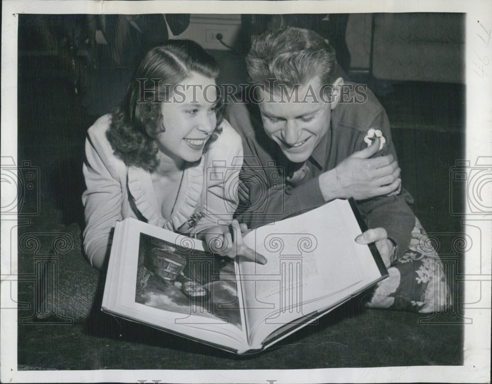 1944 Sgt. Eugene List pianist wife violinist Carroll Glenn New York - Historic Images